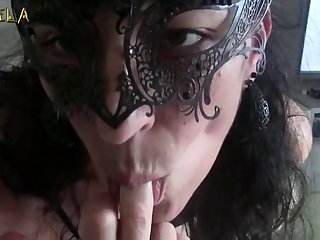 لم يستغ ق الأم وقتًا طويلاً على الإطلاق حيث بدأ أحم الشفاه الخاص به في التح ك والتح ك نحو مهبل الأم الذي يبيض