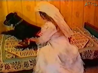 狗的热情的精液现在正涌入熟女肥沃的子宫，并正在追捕她的卵子